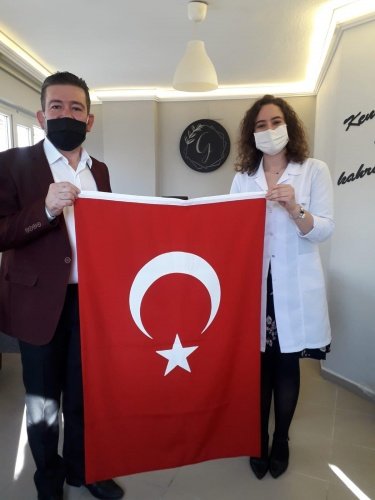 CHP Demirci'den Cumhuriyet Bayramında Demircili esnafa Türk Bayrağı Jesti.