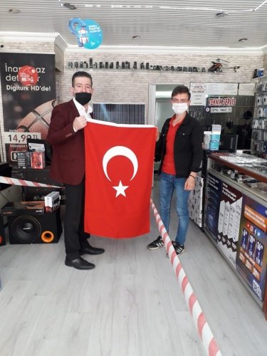 Demircili esnaflar da CHP Demirci'nin Cumhuriyet Bayramındaki bu Türk Bayrağı  jestine teşekkür ettiler ve Demirci'yi bayraklarla donattılar.