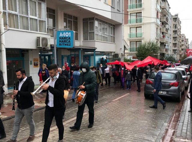 “BİZE DÜŞEN GÖREV CUMHURİYETİ KORUMAKTIR’’
CHP Manisa İl Başkanı Semih Balaban, alternatif kutlama programında yaptığı konuşmada, Cumhuriyet sayesinde özgürce yaşadıklarını, ancak bu özgürlüğün AKP iktidarı tarafından çeşitli uygulamalarla kısıtlanmak istendiğini ifade etti. 
CHP’li Balaban yaptığı konuşmada; 
”Bizim için Cumhuriyet kimsesizlerin kimsesidir. Bugün Cumhuriyet sayesinde özgürce yaşıyoruz. Yoksulun, köylünün çocuğu Cumhuriyet sayesinde en üst makamlara gelebilmektedir. Bize düşen görev Cumhuriyeti korumaktır. Cumhuriyetin 100’üncı yıl dönümünde AKP’nin tek adam diktatörlüğüne son vermek hepimizin boynunun borcudur” dedi.