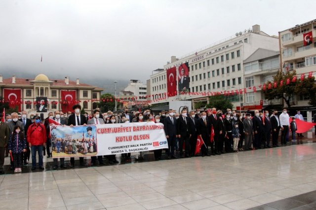 Program çerçevesinde CHP Manisa İl başkanlığı önünde bir araya gelen partililer ve STK’lar İzmir Marşı eşliğinde ellerinde Türk Bayraklarıyla kutlama programının yapılacağı Milli Egemenlik ve Atatürk Anıtı’na kadar yürüyüş yaptı.