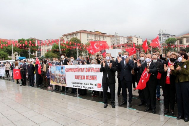 Yürüyüşün ardından CHP Manisa İl Başkanı Semih Balaban ve STK’lar anıta çelenklerini sundular. Saygı duruşu ve İstiklal Marşı’nın okunmasının ardından STK temsilcileri konuşmalar yaparak 29 Ekim Bayramı’nı kutladılar.