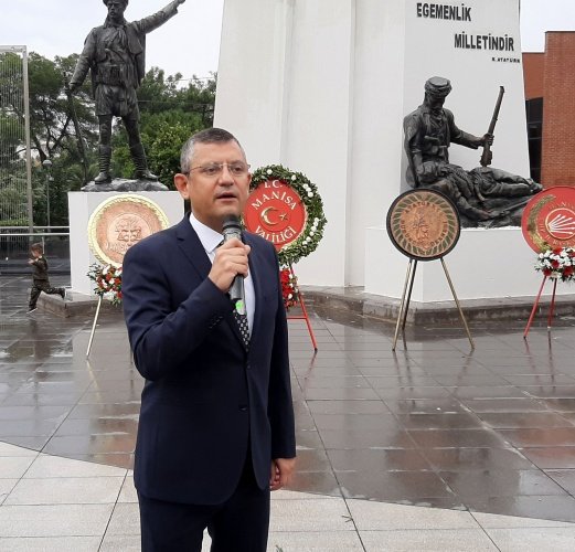 CHP’Lİ ÖZEL HÜKÜMETE YÜKLENDİ
Alternatif kutlama programında konuşan CHP Grup Başkanvekili Özgür Özel, pandemi sebebiyle 29 Ekim kutlama programlarına sınırlama getiren hükümeti eleştirdi. 
CHP’li Özel yaptığı konuşmada; 
“Pandeminin bizim üzerimize yüklediği sorumluluklar ve kamu yöneticilerinin üzerine yüklediği sorumluluklar var. Ancak Ahlat’ta bulaşıcı olmayan bir virüsün Dumlupınar’da bulaşıcı olduğunu iddia edenler, Ayasofya’da salgını tehlikeli görmeyip Anıtkabir’de tehlikeli görenler, kendi kongrelerini yaptırıp bizlerin Atatürk’e çelenk sunma törenlerini yasaklayanlar şunu bilsinler ki Cumhuriyetin bugüne kadar karşılaştığı en büyük virüs corona virüs değil Atatürk’ü anlamayan Cumhuriyete husumet duyan bu zihniyetin virüsüdür.’’ ifadelerini kullandı. 
“MEYDAN OKUYORUZ VE SÖZ VERİYORUZ’’
CHP’li Özel konuşmasını devamında Cumhuriyet’in 100. yıldönümünü hedef göstererek; 
“Cumhuriyetin kurucu kadroların meydan okumayı marifet bilenlere de biz meydan okuyoruz. Mesajında tek adam diktası diyerek, Atatürk’e, İnönü’ye yani oturduğu koltuğu kendilerine borçlu olduğu Cumhuriyetin kurucu babalarına, kurucu kadrolarına dil uzatanlar Cumhuriyetin 100’üncü yılında orada oturmayacak. Meydan okuyoruz, söz veriyoruz. O gün orada oturacak Cumhurbaşkanı kuvvetler ayrılığını, yargı bağımsızlığını ve güçlendirilmiş parlamenter demokrasiyi yeniden inşa edecek Türkiye ittifakının, Cumhuriyet sevdalılarının seçtiği cumhurbaşkanı hepimizin içine sinecek ve Atatürk’e ‘İşte benim Cumhuriyetim, işte benim Cumhuriyetimin cumhurbaşkanı’ diyecek birisi olacak.  Bunun için görevimiz birlikteliği sürdürmektir.  Hep birlikte Cumhuriyeti bu yaşadığı zorlu süreçten kurtaracağımız, Cumhuriyet değerlerini yükselteceğimiz günler gelecek.’’ dedi.