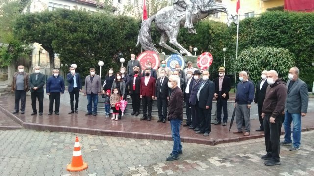 Konuşmaların ardından kutlama programına katılanlar Atatürk ve Milli Egemenlik Anıtı’nın önünde hatıra fotoğrafı çektirdi.
DEMİRCİ CHP ATATÜRK ANITINA ÇELENK SUNDU
Manisa'daki alternatif Cumhuriyet Bayramı kutlamalarının devamı Demirci ilçesinde de yapıldı. CHP Manisa İl başkanı ve beraberindekiler Demirci ilçesine geldi.
Atatürk anıtına çelen sunan CHP ilçe Başkanı ve yönetim kurulu üyeleri saygı duruşunda bulundu. İl başkanı Semih Balaban'da Demirci'de törene katıldı.