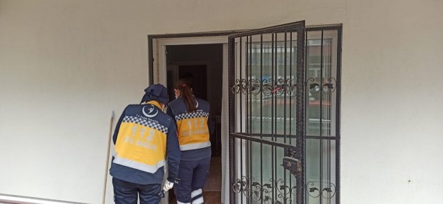 Sağnıç Mahallesindeki evinde intihar haberini duyanlar olayı gözyaşlarıyla karşıladı. Ailesinden bazı yakınlarının henüz 27 yaşında iken intihar eden ve evli olduğu da öğrenilen  Sinan Korkmaz’ın cenazesini almak üzere yola çıktıkları da öğrenildi.