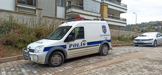 İhbarın ardından hızla olay yerine gelen sağlık ekipleri, “Hakkınızı helal edin” notu bıraktığı öne sürülen Korkmaz’ın hayatını kaybettiğini belirledi.