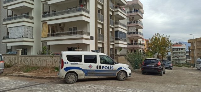 Muğla’nın Milas ilçesine  bağlı Aydınlıkevler Mahallesi Şehit Teğmen Kubilay Caddesi’nde bir evde meydana gelen intihar olayında bir kişi hayatını kaybetti. Edinilen bilgiye göre; 27 yaşındaki Sinan Korkmaz isimli vatandaş, eşi tarafından evin banyosunda asılı halde bulundu.