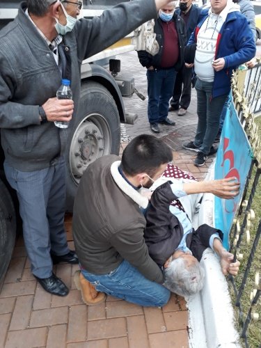 KAZANIN ARDINDAN İLÇE EMNİYET TRAFİK EKİBİ SORUŞTURMA BAŞLATTI
Kazanın hemen ardından Mehmet Akif Meydanında gerekli güvenlik tedbirlerini alan Demirci İlçe Emniyet Müdürlüğü Trafik ekipleri kaza yerindeki tüm unsurları inceledi ve görgü tanıklarının ifadelerine de başvurdu.