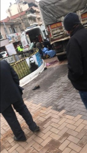 Demirci'de Feci Kaza! Kamyonun altında kalan 1 Kişi Ağır Yaralandı
Manisa'nın Demirci ilçesinde meydana gelen kazada bir tırın altında kalan 76 yaşındaki şahıs ağır yaralandı.