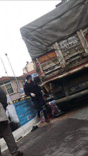 Demirci İlçe Tarım Kredi Kooperatifine yük taşıdığı öğrenilen 06 GD 4351 plakalı kamyon meydanda bulunan saat kulesi etrafından döndüğü sırada o sırada saat kulesinin kenarından karşı yöne geçmek için hareket halinde bulunan yaya Musa A.'ya çarparak sürükledi.