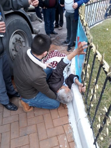 KAZA SONRASI İDDİALAR GÜN BOYU İLÇEDE GÜNDEM OLDU
Kaza sonrası vatandaşlardan bazıları böyle bir yüklü kamyonun ilçe içinde trafiğe çıkma saatlerinin olup olmadığının araştırılmasını istedi. İddialar arasında şehir içinde belli yük taşıyan araçların giriş çıkış saatleri belli saat aralıkları içinde oluyor.
Saat kulesinin etrafındaki demir parmaklıkların yola sıfır olması sebebiyle böyle durumlarda yayaların geri çıkmasının ve kendini korumak için saat kulesi etrafında bir alanın olmadığı da iddia edildi.
Kazaya karışan kamyon emniyet tarafından güvenli bir alana çekildi, şoförle ilgili de ifade alma süreci başlatıldı.
HABER-Mustafa Temiz