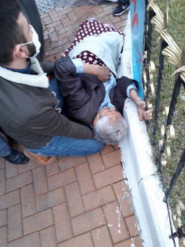 Olay yerine intikal eden 112 acil sağlık ekibi ağır yaralı 76 yaşındaki Musa A,'yı Demirci Devlet hastanesi acil servisine kaldırdı. Burada yapılan ilk müdahalenin ardından kazada bacaklarının kırıldığı ve derin yaralanmaların olduğu anlaşılan Musa A. Demirci'ye intikal eden hava ambulansı ile Manisa Celal Bayar Üniversitesi Hafsa Sultan Hastanesine kaldırıldı.
