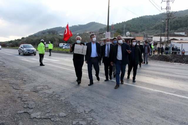 Açıklamanın ardından CHP Grup Başkanvekili Özel, CHP İl Başkanı Balaban,CHP Şehzadeler İlçe Başkanı Gürtunca, çiftçilerin sıkıntı yaşadıkları karayolu üzerinde incelemede bulundu.