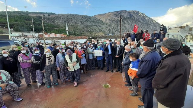 “BÜYÜK KAZALAR YAŞANABİLİR”
Şirin köydeki çiftçilerini sıkıntılarını yakından dinleyen CHP Grup Başkanvekili Özgür Özel, köylülerin büyük bir yol sıkıntısı yaşadığını ve yaşanan sorunun çözüme ulaşmadığı takdirde Manisa-Turgutlu yolu üzerindeki Şirin Köy mevkiinde büyük kazaların yaşanabileceğini ifade etti.