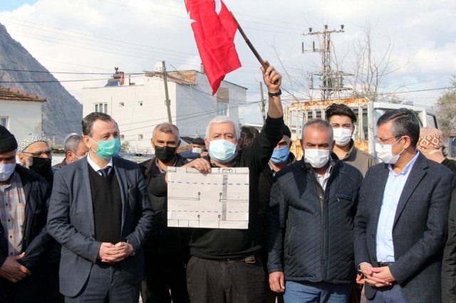 Şehzadeler İlçesi’nin kırsal mahallelerinden biri olan Yukarıçobanisa’da çiftçiler 17 yıldır yaşadıkları yol sıkıntısına isyan etti. 
Yukarıçobanisa mahallesine bağlı Şirin Köy’de yaşayan çiftçiler, evlerinin karşısındaki tarlarına gidebilmek amacıyla Manisa-Turgutlu karayolu üzerinde günde yaklaşık 18 km yol kat etmek zorunda kalıyor. 
17 yıldır yaşanan yol çilesine isyan eden çiftçilerin sıkıntılarını CHP Grup Başkanvekili Özgür Özel, CHP İl Başkanı Semih Balaban, CHP Şehzadeler İlçe Başkanı Hakan Gürtunca yakından dinlendi.