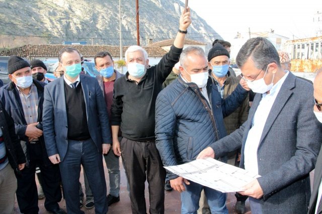 Muhtar Özen yaptığı açıklamada, “Manisa-Turgutlu karayolu düzenleme çalışması yapılmadan önce Şirin Köyün giriş ve çıkışın olduğu yerde orta refuj çalışması yapılmamıştı. Yani yol ikiye bölünmemişti. Bu şekilde çiftçilerimiz traktörlerle yola kontrollü bir şekilde çıkarak yolun karşısındaki tarlarına rahatça gidebiliyordu. Fakat karayolunda 17 yıl önce yapılan çalışma sonrasında yol ikiye bölündü. Bu nedenle de çifçilerimiz yolun karşısındaki tarlalarına gidip-gelmekte zorluk yaşamaya başladı. Sabah erken saatlerde kalkan çiftçiler karayolunun diğer tarafında kalan tarlalarına gidebilmek için önce 1 km Turgutlu istikametine gidiyor ve oradan kavşaktan dönerek Manisa istikametine 1 km daha giderek tarlalarına ulaşıyor. Daha sonra tarlasından çıkar çiftçi yine traktörüyle 3,5 km Manisa istikametine gidiyor, oradan kavşaktan döndükten sonra evine gitmek için 3,5 daha geri dönmek zorunda kalıyor. Bunu günde 2 defa yaptığı zaman günlük toplam 18 km yol kat etmek zorunda kalıyor. Bu sıkıntının giderilmesi için Şirin Köyün giriş ve çıkışının bulunduğu noktaya trafik lambalarının bulunduğu bir cep yapılmasını talebinde bulunduk. Bir çok kuruma gittik. Ancak hiç birinden ses çıkmadı. Köy halkı artık seslerinin duyulmasını ve bu yol çilesinin bitmesini istiyor” diye konuştu.