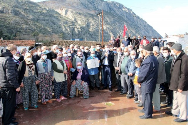 CHP’Lİ ÖZEL MANİSA VALİSİNE ÇAĞRIDA BULUNDU
CHP Grup Başkanvekili Özel açıklamasında Manisa Valisi Yaşar karadeniz’e çağrıda bulunarak, “Üreticimiz ve Şirin Köy’de oturanlar karşıya geçmek için bir çare istiyorlar. Yanımda getirdiğimiz ulaştırma mühendisi arkadaşımız bunun mümkün olduğunu söylüyor. İlk akla gelerek bir kavşak çalışmasıyla Şirin Köy’ün giriş ve çıkışının sağlandığı yolun üzerine bir trafik ışıklarının olduğu bir cep sisteminin kurulması. Bu çalışmayla üreticilerimiz bu şekilde trafikte bir sıkıntı yaratmadan karşıya geçebileceklerini ifade ettiler. Burada yapılan yenilendirme yol projelerine bakarsak buradaki doğru çözümünde köyle tarlayı ya yolu düşürüp, köylünün geçini yukardan sağlayarak, ya yolu yükseltip köyün geçişini alttan sağlayarak karayollarını buraya bir çare bulması lazım. Bunun dışındaki çözümler geçici çözümlerdir. Bu yolun kapalı olmasıyla kazalara mani olmuyorlar. Bu trafiğe her gün en az 250 traktörü bu yolda döndürüp duruyorlar. Yarın burada hep beraber üzülmememiz için bu çareyi üretmeleri gerekir. Başta çağrımız sayın Manisa valimize. Bu soruna duyarlılık göstereceğine inanıyorum. Bu bölgeye devletin kalıcı bir çözüm bulması gerekiyor” dedi.