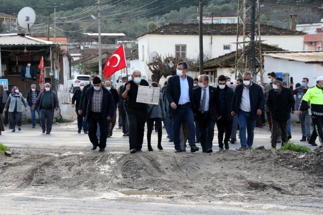 Manisa Şehzadeler ilçesi Yukarıçobanisa mahallesine bağlı Şirin Köy’deki evlerinin karşısında bulunan tarlalarına gitmek için karayolunda her gün 18 km yol gitmek zorunda kalan çiftçiler isyan etti.