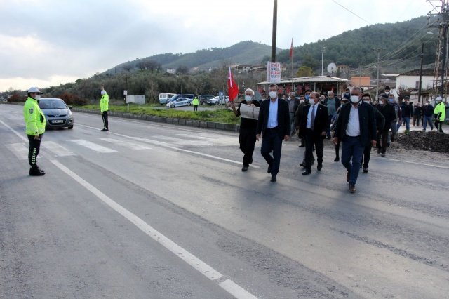 17 yıldır yaşadıkları köylerine tek giriş ve çıkışın olduğu karayolu üzerine cep yaptırmak için birçok girişimde bulunduklarını ifade eden Yukarı Çobanisa Mahalle Muhtarı Cemil Üzen, “Günde 250 traktör karayolu üzerinde 18 km yok kat ederek, yolun karşısındaki tarlasına ulaşmaya çalışıyor.