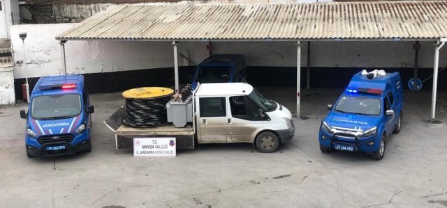 Manisa'nın Demirci ilçesi Hoşçalar Mahallesinde meydana gelen hırsızlık olayında trafo ve elektrik kablolarını çalan hırsızların vinç kullanarak bu hırsızlığı gerçekleştirdikleri ortaya çıktı.