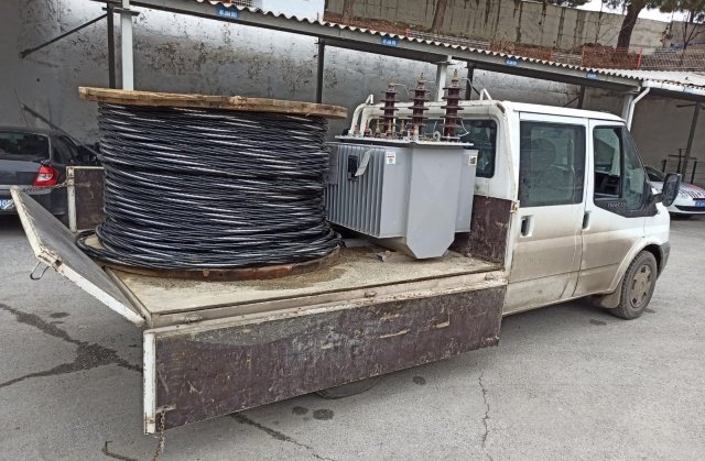 Demirci Hoşçalar mahallesindeki elektrik onarım sahasında gece vakti il dışından gelen dört kişilik bir hırsızlık şebekesi tarafından ortalama 40.000 ₺ değerinde olan bir adet 160 kw gücündeki elektrik trafosu ve 1500 metre uzunluğundaki elektrik kablosunun özel vinç kullanmak suretiyle çalınması sonrasında Demirci Jandarma Komutanlığınca soruşturma başlatıldı.