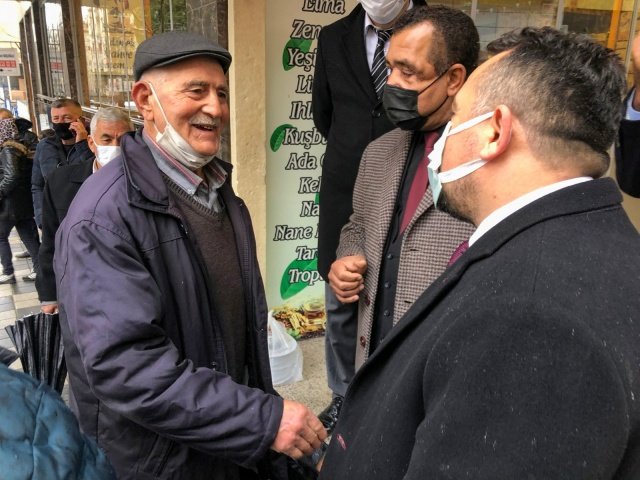 “KUTUPLAŞMAYI BIRAKALIM”

İYİ Parti Manisa İl Başkanı Hasan Eryılmaz, esnaf ziyaretinin ardından yaptığı açıklamada, “İYİ Parti olarak millet ve memleketin geleceği kurulan ve tüm seçimler için hızlı bir şekilde hazırlanan partiyiz. İYİ Parti olarak diyoruz ki, memlekette kutuplaşmayı ve geçmişle hesaplaşmayı bırakalım. Devletimiz milletimiz pandemiye çok hazırlıksız yakalandı. Bugün hem pandemiden hem de eski yapılan hatalardan dolayı bir ekonomik kriz var. Faizler dünya genelinde eksideyken, Türkiye’de 20’lerin üzerine çıktı. O yüzden İYİ Parti olarak milleti birbirine düşman eden kutuplaşmadan uzak duracağız. Milletin ve memleketin yararına olan ne varsa onun yanındayız, Milletin ve memleketin yararına olmayan ne varsa onunda karşısındayız. Siyaset memlekete hizmet için millet ve memleket yararına yapılır. Onun için gece gündüz demeden tüm teşkilatımızla tüm İYİ insanlarla çalışmaya devam edeceğiz” dedi.