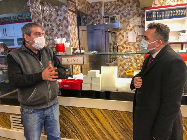 İYİ Parti Manisa İl Başkanı Hasan Eryılmaz, Soma’da esnafların sorunlarını dinledi. Eryılmaz, “Türkiye, o imtiyazlı 5 müteahhidinizden büyüktür. Siyaseti yapacaksanız 5 müteahhit için değil, devletin ve milletin kaynaklarını doğru bir şekilde çocuklarımızın ve milletimizin geleceği için yoksulluk sınırındaki işçi, esnaf, gençler ve çiftçi için kullanacaksınız” dedi.