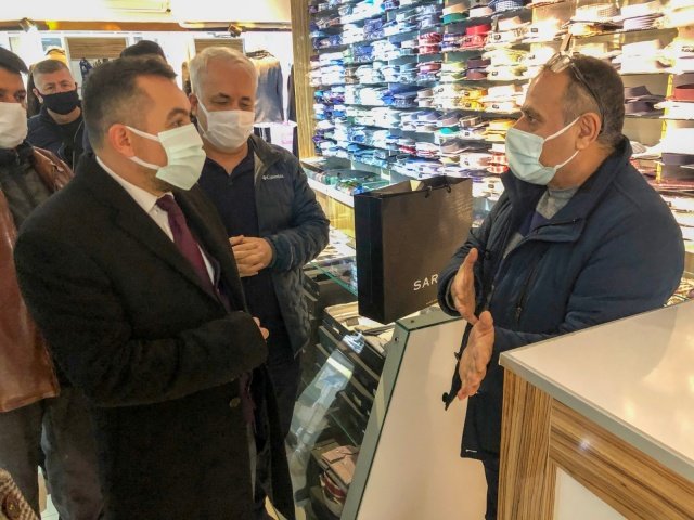 “TÜRKİYE SİZİN 5 MÜTEAHHİTİNİZDEN BÜYÜKTÜR”

Eryılmaz şu ifadeleri kullandı, “Cumhurbaşkanı Sayın Recep Tayyip Erdoğan’ın bir sözü var çok seviyorum bunu: Türkiye Cumhuriyeti devletine karşı uluslararası arenada yapılan haksızlıklara karşı söylenen bir laf diyor ki; Amerika’yı, Fransa’yı, Çin’i, Rusya’yı ve İngiltere’yi karşıya koyarak Birleşmiş Milletlerdeki o hegemonyadan dolayı dünya 5’ten büyüktür diyor. Biz de diyoruz ki Türkiye, o imtiyazlı 5 müteahhidinizden büyüktür.
