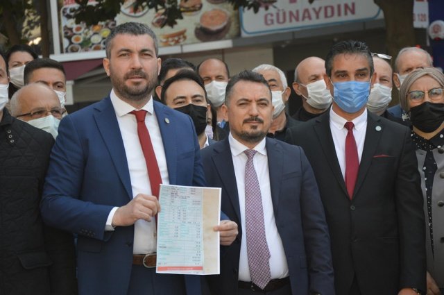 İYİ PARTİ HUKUK MÜCADELESİNİ KAZANDI MANİSALININ PARASI CEBİNDE KALDI 

Yunusemre Belediyesi’nin geçtiğimiz yılın Kasım ayında yapılan Belediye Meclis Toplantısı’nda KAYSÜ bedelinin yüzde 30 oranında zamlanmasına tepki gösteren ve konuyu Manisa 1. İdare Mahkemesi’ne taşıyan İYİ Parti Yunusemre İlçe Başkanı Tufan Akan ve meclis üyeleri hukuk mücadelesini kazandı. İYİ Partililer, “Manisalının parası cebinde kaldı” diyerek 15 Temmuz Demokrasi Meydanı’nda basın açıklaması düzenledi.
