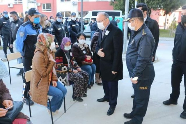 İlimiz Koruma Şube Müdürlüğü kadrosunda görevliyken görev yaptığı sırada yakalandığı amansız hastalık nedeniyle 02.03.2021 günü vefat eden Polis Memuru Şenol SARITAŞ için İl Emniyet Müdürlüğümüzde tören düzenlendi.
Valimiz Sayın Yaşar KARADENİZ ve İl Emniyet Müdürümüz Sayın Ömer USLUSOY‘un katıldığı törenin ardından, merhum meslektaşımız defnedilmek üzere memleketi Demirci ilçemize uğurlandı.
Kederli ailesinin ve Tüm Teşkilatımızın Başı Sağolsun....