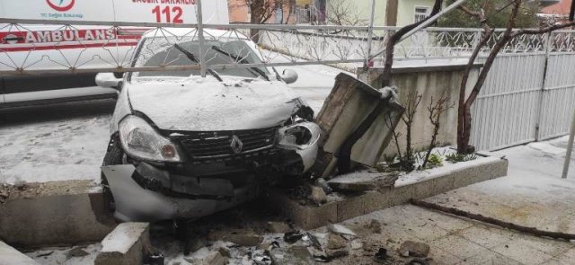 Manisa’nın Demirci ilçesinde sağanak yağış ve dolu kazaya yol açtı, 1 kişi yaralandı.