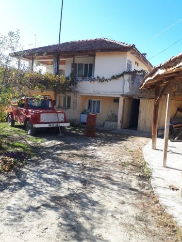 Demirci ilçesi eski İzmir yolu asfalta sıfır konumda toplam 6750 Metre kare , Demirci ilçesine 10 dakika mesafedeki Doğanın içinde  huzur bulacağınız bir yer satılık..
4.5 dönümünde 14 yaşında tam verimde olup çok güzel maddi  bir getirisi olan 250 adet deveci armut bahçesi...
Geri kalan alanında tam kapalı besihane ve 2 kademeli yarı açık,toplamda 150-200 büyük baş veya en az 400-500 küçükbaşın  barınabileceği besihaneler...  Yem saman depoları,20 tonluk su deposu var.
Kendine ait elektriği ve artezyen suyu... 2 katlı birbirinden bağımsız evi olan doğanın içinde mükemmel bir yer...
Üretirken yaşamınıza yaşam katacak doğal zenginlik içinde huzurlu bir yaşam tercih edenlerin kaçırmaması gereken yer...
Müracaat : +90 533 457 71 37 - 0536 393 7850