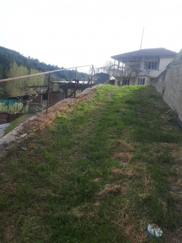 Demirci ilçesi eski İzmir yolu asfalta sıfır konumda toplam 6750 Metre kare , Demirci ilçesine 10 dakika mesafedeki Doğanın içinde  huzur bulacağınız bir yer satılık..
4.5 dönümünde 14 yaşında tam verimde olup çok güzel maddi  bir getirisi olan 250 adet deveci armut bahçesi...
Geri kalan alanında tam kapalı besihane ve 2 kademeli yarı açık,toplamda 150-200 büyük baş veya en az 400-500 küçükbaşın  barınabileceği besihaneler...  Yem saman depoları,20 tonluk su deposu var.
Kendine ait elektriği ve artezyen suyu... 2 katlı birbirinden bağımsız evi olan doğanın içinde mükemmel bir yer...
Üretirken yaşamınıza yaşam katacak doğal zenginlik içinde huzurlu bir yaşam tercih edenlerin kaçırmaması gereken yer...
Müracaat : +90 533 457 71 37 - 0536 393 7850
