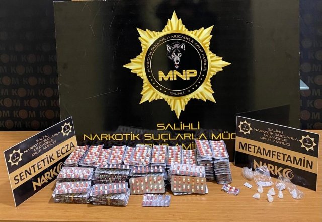 Manisa İl Emniyet Müdürlüğü Basın Bülteni

İl Emniyet Müdürlüğümüz Salihli Narkotik Suçlarla Mücadele Grup Amirliği ve İstihbarat Grup Amirliği görevlilerince uyuşturucu madde ticareti yapan, nakleden ve kullanan şahıslara yönelik yapılan çalışmalar kapsamında Salihli ilçemizde durdurulan bir araçta yapılan aramada;
- 2795 adet Lyrica isimli Sentetik Ecza,
- 10 parça halinde 9,82 gram Metamfetamin maddesi ele geçirilmiştir.
Konuyla ilgili 3 şüpheli şahıs hakkında uyuşturucu veya uyarıcı madde imal ve ticareti yapmak suçundan yakalanmış, 1 şüpheli şahıs işlemlerinin ardından mevcutlu olarak adli makamlara sevk edilecektir.
Manisa halkının huzur ve güvenliği için Manisa Emniyet Müdürlüğü olarak suç ve suçlularla mücadelemiz aralıksız devam edecektir.

          Manisa Emniyet Müdürlüğü
