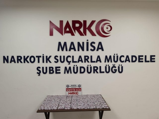 Manisa İl Emniyet Müdürlüğü Basın Bülteni

İl Emniyet Müdürlüğümüz Narkotik Suçlarla Mücadele Şube Müdürlüğü görevlilerince uyuşturucu veya uyarıcı madde ticareti yapan, nakleden ve kullanan şahıslara yönelik yapılan çalışmalar kapsamında Şehzadeler ilçemizde durdurulan bir araçta yapılan aramada;
- 2800 adet Regapen isimli Sentetik Ecza ele geçirilmiştir.
Konuyla ilgili 3 şüpheli şahıs uyuşturucu veya uyarıcı madde imal ve ticareti yapmak suçundan gözaltına alınmış, işlemlerinin ardından mevcutlu olarak adli makamlara sevk edileceklerdir.
Manisa halkının huzur ve güvenliği için Manisa Emniyet Müdürlüğü olarak suç ve suçlularla mücadelemiz aralıksız devam edecektir.

            Manisa Emniyet Müdürlüğü