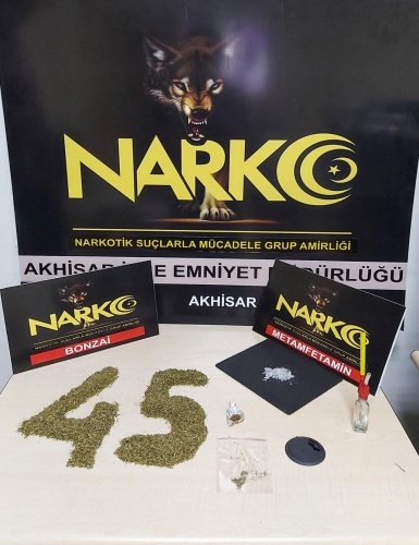Manisa İl Emniyet Müdürlüğü Basın Bülteni


İl Emniyet Müdürlüğümüz Akhisar Narkotik Suçlarla Mücadele Grup Amirliği görevlilerimizce uyuşturucu veya uyarıcı madde ticareti yapan, nakleden ve kullanan şahıslara yönelik yapılan çalışmalar kapsamında Akhisar ilçemizde durdurulan bir araçta yapılan aramada;
- 3 parça halinde 77,45 gram Sentetik Kannabinoid (Bonzai) maddesi, 
- 5.55 gram Metamfetamin maddesi, 
- 1 adet uyuşturucu madde kullanmaya yarayan aparat ele geçirilmiştir.
Konuyla ilgili 2 şüpheli şahıs uyuşturucu ve uyarıcı madde imal ve ticareti yapmak suçundan gözaltına alınmış, işlemlerinin ardından mevcutlu olarak adli makamlara sevk edileceklerdir. 
Manisa halkının huzur ve güvenliği için Manisa Emniyet Müdürlüğü olarak suç ve suçlularla mücadelemiz aralıksız devam edecektir.

            Manisa Emniyet Müdürlüğü