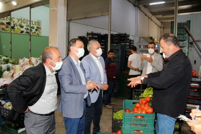 PAZARCILAR: DESTEK İSTEMİYORUZ. İŞ YAPMAMIZA İZİN VERSİNLER
CHP Manisa Milletvekili Ahmet Vehbi Bakırlıoğlu, hal ziyaretinin ardından beraberindeki partiler ile birlikte tam kapanma döneminde haftada bir gün açılmalarına izin verilen pazaryerini ziyaret etti. 
Ziyarette bir pazarcı haftada bir gün tezgah açılmasına izin verilmesine şu cümlelerle tepki gösterdi; “Bu nasıl bir iştir anlayamadık. Haftada bir gün açık olmamıza izin veriyorlar. Aldığımız 3 bin Lira destek. Onu da haram mı ettiler bilmiyorum ama hayrını göremedik. Ne adam akıllı destek var nede iş var. Artık biz destek filan istemiyoruz. İş yapmamıza izin versinler yeter. Yoksa bu gidişle hepimiz aç kalacağız.”