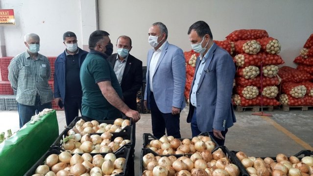 HAL ESNAFI SIKINTALARI DİLE GETİRDİ
Manisa Sebze ve Meyve Hali’nde esnaflık yapan İlhan Düzenli, CHP Manisa Milletvekili Ahmet Vehbi Bakırlıoğlu’nun “Kapanmada işler nasıl gidiyor” sorusuna “Kapanmadan işler kötüydü, kapanmayla birlikte daha kötü hale geldi.” şeklinde cevap verdi.