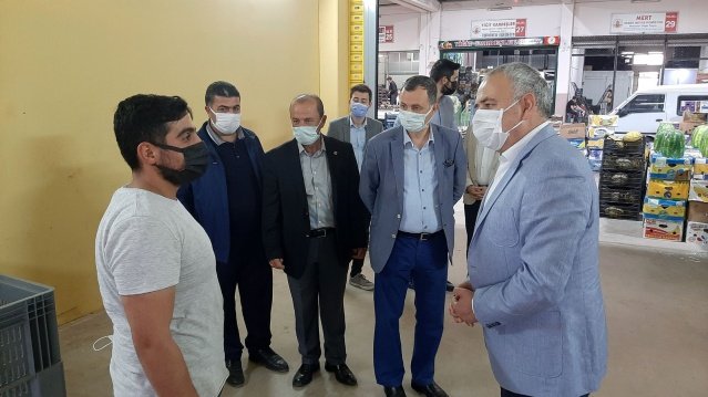 Hal esnaflarından Şensöz Santepeli ise, en büyük umutlarının Ramazan Bayramı’ndan son yasakların kalkması olduğunu ifade ederek şöyle konuştu: “Giderlere yasak yok. Giderler aynen devam ediyor. Ama pazaryerlerine yasak var. Bizim en büyük kazancımız pazarcılar. Tarla kilosu 1,5 lira mal olan patatesi biz 1 Lira’ya veya altına satmak zorunda kalıyoruz. Kimi üretici malını satamayarak döküyor. Hem üretici hem biz ne yapacağımızı şaşırmış durumdayız. Bayram sonrası yasaklar kalkarsa hem üreticiye, hem bize güneş doğacak. Eğer kalkmazsa güneşimiz tamamen batacak. Eğer güneşimiz batarsa zaten biz bitmişiz demektir.”