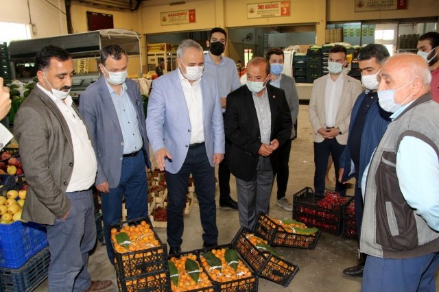 Sattıkları meyve sebzelerin ömürlerinin kısa olduğuna dikkat çeken hal esnafı İlhan Düzenli, “Haftada beş gün açılan pazarı kapanmadan dolayı bir güne indirdiler. Zaten kapanmadan önce fazla iş yapamıyorduk. Şimdi hiç iş yapamayacak duruma geldik. Biz mağduruz, bizim kadar üreticide, tüketicide mağdur. Eğer ben bu sebze ve meyveleri satamazsam çöpe gidecek. Bunun hesabını bize kim verecek.” diye konuştu.