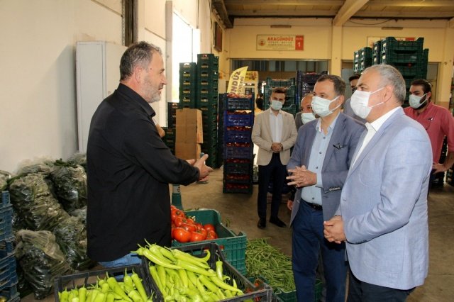 CHP’Lİ BAKIRLIOĞLU: ZİNCİRİN BOZULAN HALKALARINI ONARACAĞIZ
Ziyaretten sonra açıklamada bulunan CHP Manisa Milletvekili Ahmet Vehbi Bakırlıoğlu, toplumun birçok kesimine gerçekleştirdikleri ziyaretlerde bir dokunup bin ah işittiklerini ifade etti. 
CHP’li Bakırlıoğlu yaptığı açıklamada şu ifadelere yer verdi; “İki ay öncede hal esnafımızı ziyaret etmiştik. Şimdiki ziyaretimizde gördük ki geçen iki aylık sürede sorunları çözüm yerine 100 kat daha fazlalaşmış. Aynı sıkıntının pazar yerlerinde yaşandığını gördük. Pazaryerlerinin kapalı olması bir çok kesimi olumsuz yönde etkiliyor. Üretici etkileniyor, hal esnafı etkileniyor. Üretici malını satamıyor. Hal esnafı üreticinin malını alamıyor veya aldığını satamıyor. Pazar esnafı ürünleri satamıyor. Vatandaş ise geliri artmadığı için ürünlerin kendisine pahalı geldiğinden şikayetçi. Yani şunu gördük ki bu zincirin halkaları çürümeye başlamış ve sıkıntılar var. Bu sistemi artık düzeltmek zorundayız. Ancak AKP iktidarı bunu düzeltmek yerine her geçen gün zincirin halkalarını tek tek kırmaya devam ediyor. CHP olarak her zaman mağdurun yanında olmaya ve onların seslerini duyurmaya devam edeceğiz. CHP ile zincirin bozulan bütün halkalarını tekrar onaracağız.”