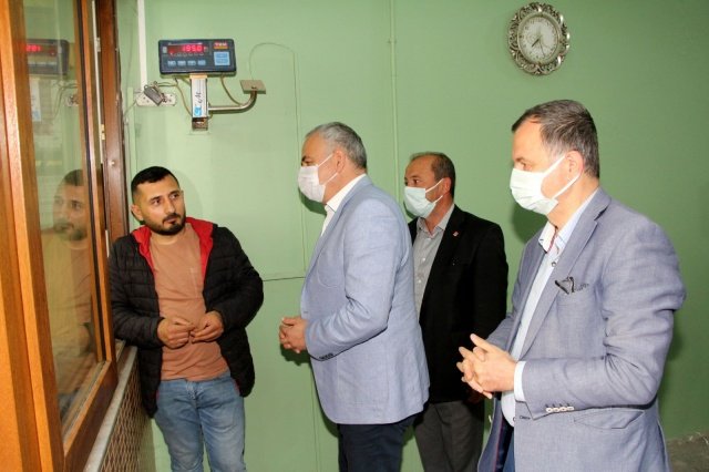 CHP Manisa Milletvekili Ahmet Vehbi Bakırlıoğlu, CHP Manisa İl Başkanı Semih Balaban, CHP Şehzadeler İlçe Başkanı Hakan Gürtunca, CHP Şehzadeler Gençlik Kolları İlçe Başkanı Onur Çabuk, CHP Yunusemre İlçe Gençlik Kolları Başkanı Av.Mehmet Arslan  ile birlikte ilk olarak Manisa Sebze-Meyve Hali’ni, ardından haftada bir gün açılmalarına izin verilen pazaryerlerindeki esnafı ziyaret etti. Ziyaretlerde CHP’lileri karşısında gören hal ve pazar esnafı tepkilerini dile getirdi.