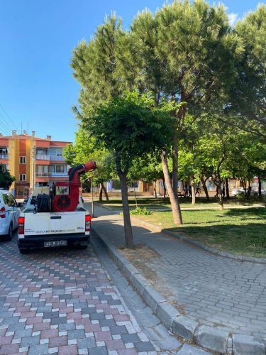 Manisa Büyükşehir Belediyesi, halk sağlığını tehdit eden haşerelere karşı mücadelesini dört koldan sürdürüyor. Belli program dâhilinde ilaçlama çalışmalarını sürdüren Sağlık İşleri Dairesi Başkanlığına bağlı ekipler, yeşil alanlarda ilaçlama uygulamasına özen gösteriyor.