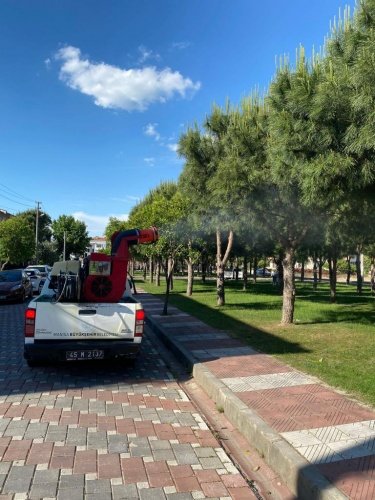 İl genelinde haşere ile mücadelenin yoğun bir şekilde yürütüldüğüne dikkat çeken Manisa Büyükşehir Belediyesi Genel Sekreter Yardımcısı Uğur Başkal, “Halkımızın rahat nefes alması için ekiplerimiz gece gündüz demeden çalışıyor. Bu kapsamda Manisa Büyükşehir Belediyesi Sağlık İşleri Dairesi Başkanlığı Haşere İle Mücadele Şube Müdürlüğü ekiplerimiz, il genelinde sivrisinek, karasinek, yakarca ve hamamböceği gibi haşerelere karşı gerekli uygulamaları, program dâhilinde periyodik olarak yürütüyor”  ifadelerinde bulundu.