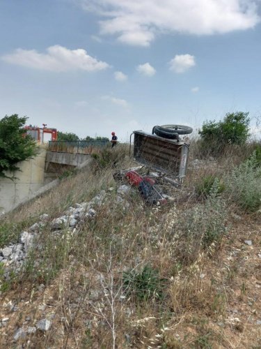 Manisa'nın Şehzadeler ilçesi Sancaklıbozkoy mahallesi ile Turgutlu Cad. arası trenyolu köprüsü yanında sepetli motor ile uçuruma yuvarlanan 24 yaşındaki Ahmet Kirazdiken itfaiye ekipleri tarafından kurtarılarak 112 sağlık ekiplerine teslim edildi. Sürücünün ağır yaralı olduğu öğrenildi.