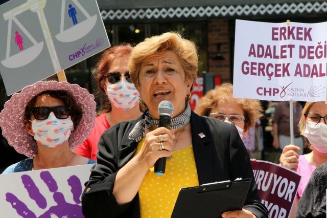 İstanbul Sözleşmesi adıyla bilinen “Kadınlara Yönelik Şiddet ve Aile İçi Şiddetin Önlenmesi ve Bunlarla Mücadeleye İlişkin Avrupa Konseyi Sözleşmesi”nin, 19 Mart 2021 tarihinde sabaha karşı yayımlanan Cumhurbaşkanı kararnamesiyle 1 Temmuz 2021 tarihinde yürürlülükten çıkacağı açıklanmıştı.
İstanbul Sözleşmesi’nin yürürlükten kalkacağı 1 Temmuz tarihine sayılı günler kalan kadınlar sokaklarda ve meydanlarda ‘İstanbul Sözleşmesine Sahip Çıkıyoruz’ seslerini yükseltmeye devam ederken, CHP Manisa İl ve ilçe kadın kolları da eylem yaparak çağrıda bulundu. 
CHP Manisa İl Kadın Kolları başkanlığında 15 Temmuz Demokrasi Meydanı’nda düzenlenen eyleme ilçe kadın kolları başkanları, yönetim kurulu üyelerinin yanı sıra CHP Şehzadeler İlçe Başkanı Hakan Gürtunca, Yunusemre İlçe Başkanı Av.Yalçın Arcak’ta katılarak destek verdi.