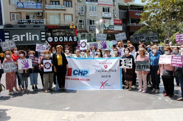 “YAŞAM HAK PROESİYLE 34 KADINIMIZA ULAŞTIK”
CHP İl Kadın Kolları Genel Merkezi tarafından İstanbul Sözleşmesi’nin gereksinimlerini yerine getirmek için ‘Yaşam Hak’ projesinin hayata geçirildiğini hatırlatan CHP İl Kadın Kolları Başkanı Uysal, proje çerçevesinde Manisa’da bu zamana kadar aile içi şiddete maruz kalan 34 kadına ulaştıklarını ifade etti. 
Proje kapsamında Türkiye genelinde ise yüzlerce kadına ulaşıldığını belirten CHP’li Uysal şöyle konuştu; “ Biz, icracı bir konumda olmamamıza rağmen, sözleşmenin gereklerinden birini hayata geçirdik ve YaşamHak projemizi başlattık. CHP’li Kadın Kolları olarak, kadına yönelik şiddeti durdurmak ve İstanbul Sözleşmesi’ni uygulatmak amacıyla, Genel Merkezi’mizde 7/24 faaliyet gösteren bir çağrı merkezi kurduk. 444 82 85 numaralı hattımız kanalıyla şiddet mağduru kadınlara, istismara uğrayan çocuklara ve ailelerine, 81 ilde hizmet veriyoruz. Manisa’mızda ise proje kapsamında aile içi şiddet gören 34 kadınımıza ulaşarak hem hukuksal, hem de manevi desteğimizi sağladık. Şu da bilinmelidir ki; İstanbul Sözleşmesi hukuksuz bir şekilde fesih edilecek olursa, Genel Başkanımız Sayın Kemal Kılıçdaroğlu’nun bize verdiği bir söz var: İktidara geldiğimizde, ilk bir hafta içinde Sözleşmeyi tekrar yürürlüğe koyacak adımları atacağız. Kimse biz kadınların örgütlü gücünü hafife almasın. Mücadelemiz 1 Temmuz’dan sonra da mücadelemiz devam edecek.”