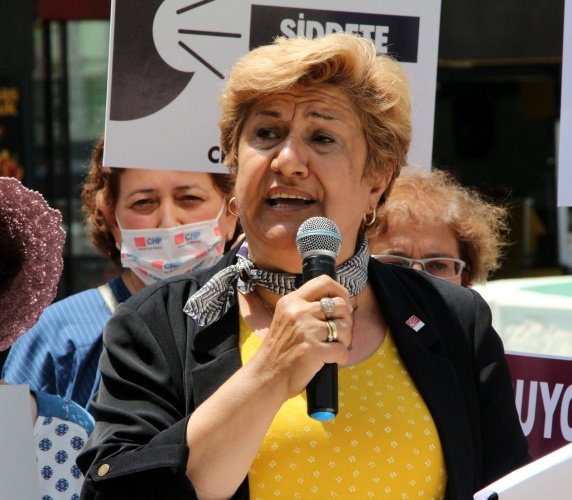 CHP Kadın Kolları İl Başkanı Uysal yaptığı açıklamada şu ifadelere yer verdi; “Tek adam rejiminin 20 Mart 2021 tarihinde, gece yarısı açıkladığı İstanbul Sözleşmesi’nin fesih kararını tanımıyoruz, tanımayacağız. Bizler, bu hukuksuz kararının iptali için Danıştay’a başvuruda bulunduk. Yürütmenin durdurulması kararını beklerken, 30 Nisan 2021’de Resmi Gazete’de, ikinci bir Cumhurbaşkanı kararı yayımlandı. Kararda, İstanbul Sözleşmesi’nin fesih tarihinin 1 Temmuz olduğu belirtildi. Bu karar, açıkça yargıya talimat niteliğindedir. Nitekim Danıştay, 1 Haziran 2021 tarihinde açtığımız davaya yönelik, "idarenin savunması alındıktan sonra inceleme gerektiğine" hükmetti. Kadınlar için hayati öneme sahip İstanbul Sözleşmesi konusunda Danıştay’ın savunma almak için bile iki ay beklediği böylece ortaya çıkmış oldu. 1 Temmuz’a sayılı günler kaldı. Acilen hukukun üstünlüğünü gösteren bir karar alın. Meclis’teki tüm partilerin oybirliğiyle kanunlaşan İstanbul Sözleşmesi, Türkiye Büyük Millet Meclisi’nin iradesi yok sayılarak feshedilemez. Anayasa'ya açıkça aykırı olan bu kararı derhal iptal edin. Danıştay bu hukuksuzluğa ‘Dur’ demek için daha neyi bekliyor?. 1 Temmuz geçtikten sonra, karar verseniz ne olacak? Üstelik bu karar hukuka aykırılık yönünde olursa, uluslararası bir skandala imza atmış olacaksınız. Davayı yürütüş şeklinizden, talimata boyun eğdiğiniz anlaşılıyor.”