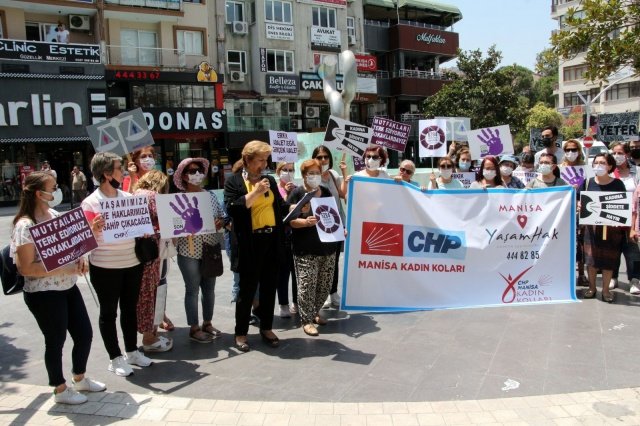 CHP’li kadınlar ellerindeki ‘Mutfakları Terk Ediyoruz.Sokaklardayız’, ‘Yaşamımıza ve Haklarımıza Sahip Çıkıyoruz’ ‘Geleceğimize Ve Hayatlarımıza Sahip Çıkıyoruz’ yazılı dövizlerle ve ‘Beni Koruyan Sözleşmeden Elinizi Çekin’ sloganlarıyla AKP iktidarına çağrıda bulundu. 
“DANIŞTAY BU HUKUKSUZLUĞA DUR DEMEK İÇİN NEYİ BEKLİYOR”
CHP İl Kadın Kolları Başkanı Şadiye Uysal yaptığı açıklamada, Türkiye’nin İstanbul Sözleşmesi’nden çekilmesi kararının iptali için Danıştay’a başvuruda bulunduğunu, ancak Danıştay’ın kararın iptal edilmesi konusunda henüz kararını açıklamadığını ifade etti.