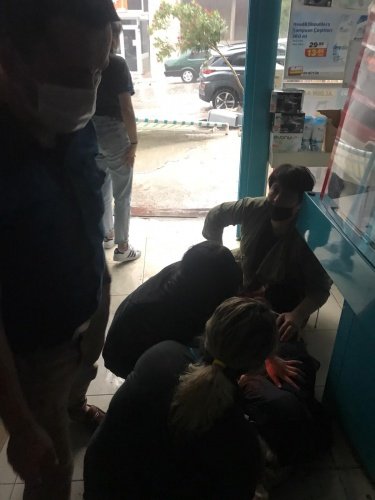 Olay yerinde yapılan ilk müdahalenin ardından yarali market çalışanı genç kız Demirci Devlet Hastanesi acil servisine kaldırıldı.
