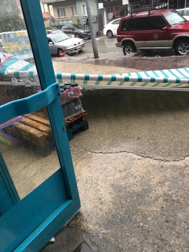 Manisa'nın Demirci ilçesinde meydana gelen fırtına ve sağanak yağış maddi hasarlara yol açarken 1 kişide başına düşen tente nedeniyle yaralandı.